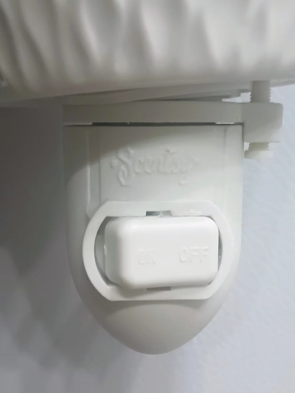SCENTSY WHITE CERAMIC PLUG IN WAX WARMER WITH ON OFF SWITCH